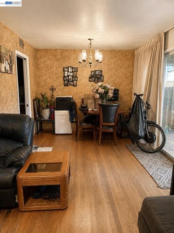 5814 Hemlock St, Sacramento, CA 95841