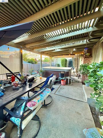 5814 Hemlock St, Sacramento, CA 95841