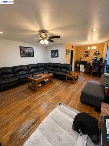 5814 Hemlock St, Sacramento, CA 95841