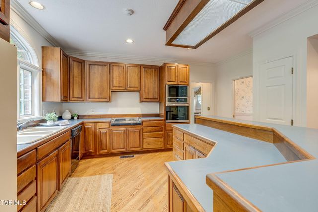 1005 Huntington Court, Kingsport, TN 37660