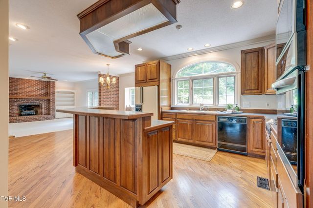 1005 Huntington Court, Kingsport, TN 37660