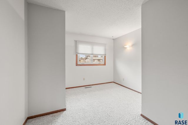 6305 W Westview Rd Road, Sioux Falls, SD 57107