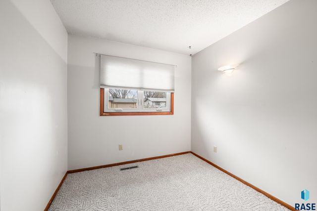 6305 W Westview Rd Road, Sioux Falls, SD 57107