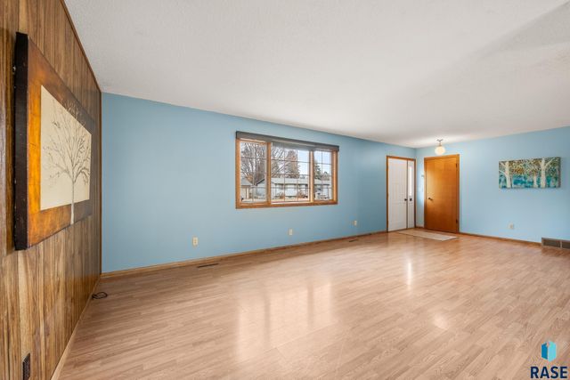 6305 W Westview Rd Road, Sioux Falls, SD 57107