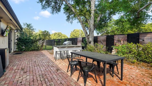 850 SW 87th Lane, Plantation, FL 33324