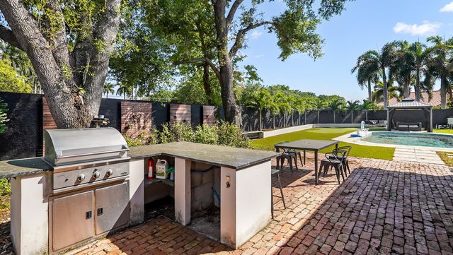 850 SW 87th Lane, Plantation, FL 33324