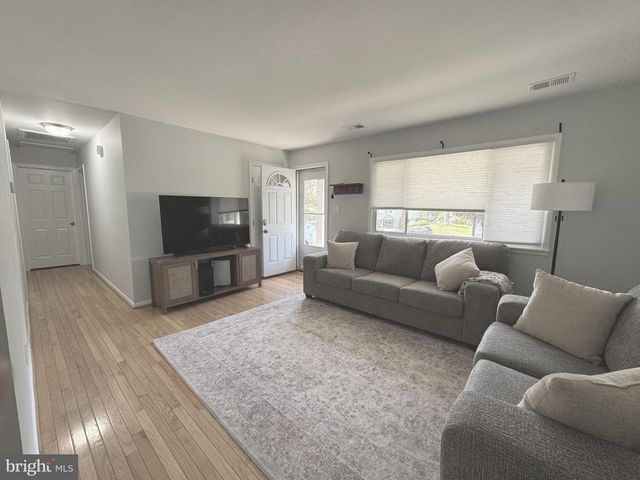 13203 HAMPSHIRE CT, Woodbridge, VA 22193
