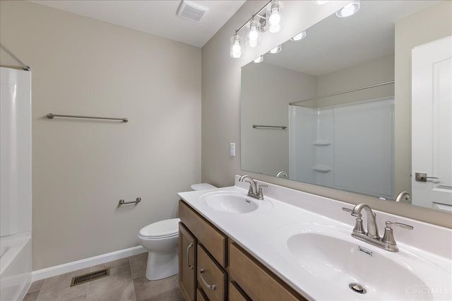 2572 Golden Leaf Drive, Beavercreek, OH 45431