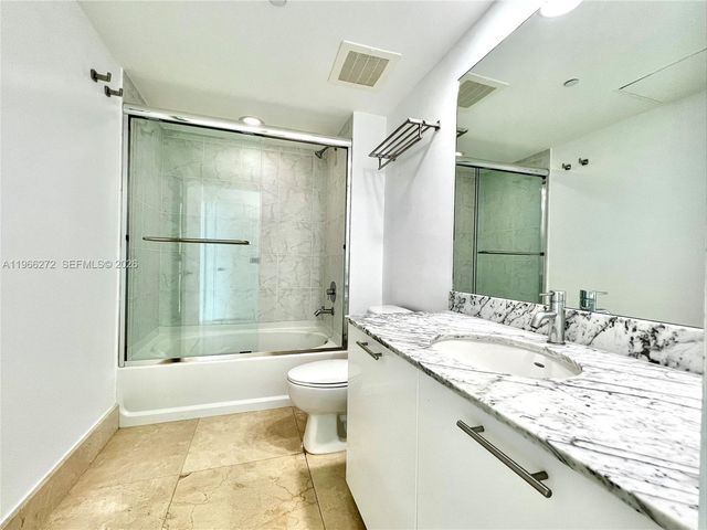 950 Brickell Bay Dr 3903, Miami, FL 33131