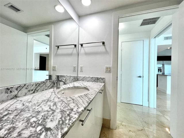 950 Brickell Bay Dr 3903, Miami, FL 33131