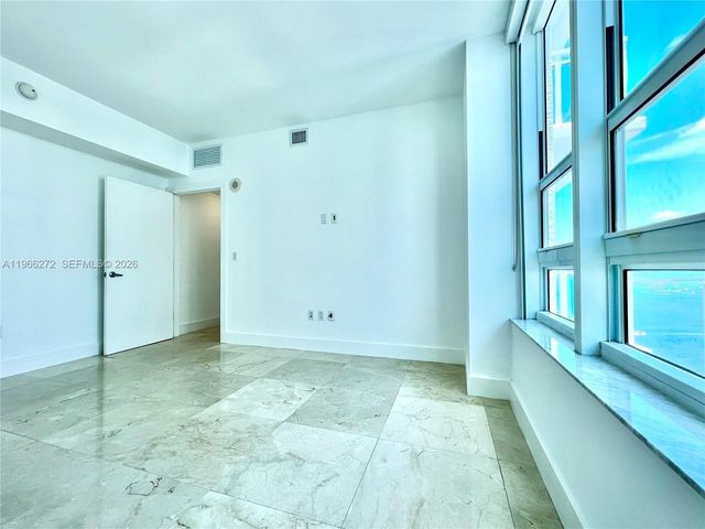 950 Brickell Bay Dr 3903, Miami, FL 33131