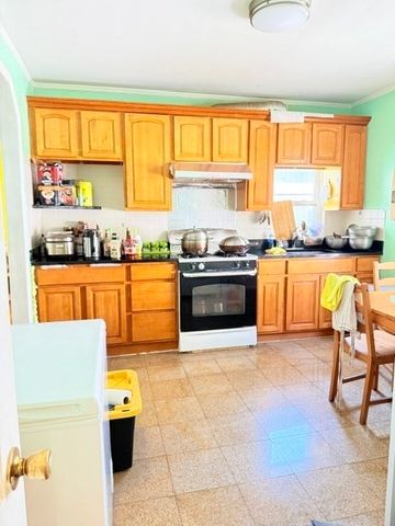 40 Woodbine St, Quincy, MA 02170