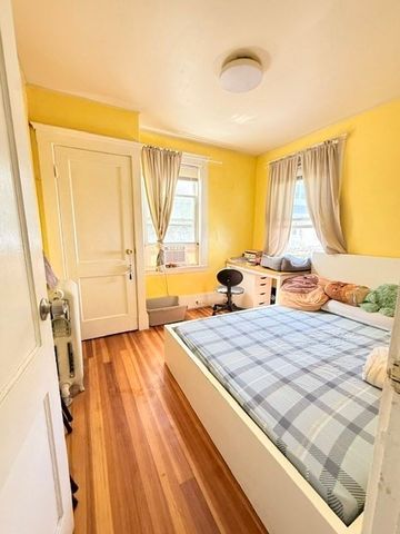 40 Woodbine St, Quincy, MA 02170