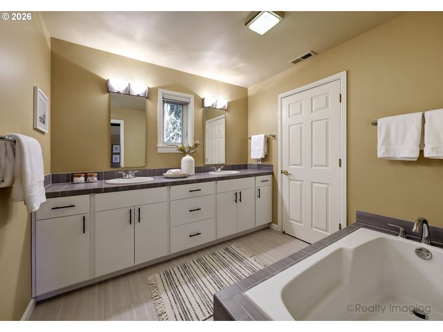 10205 Nw VILLAGE HEIGHTS Dr, Portland, OR 97229