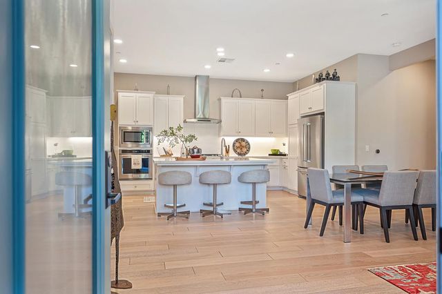 3231 Mckinley Village Way, Sacramento, CA 95816