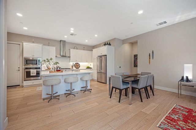 3231 Mckinley Village Way, Sacramento, CA 95816