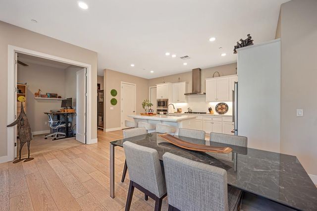 3231 Mckinley Village Way, Sacramento, CA 95816