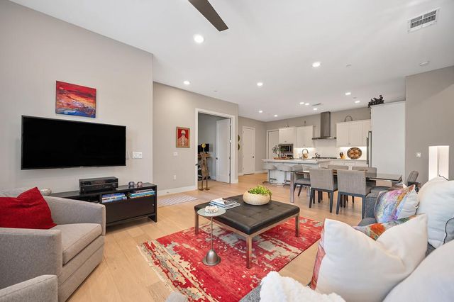 3231 Mckinley Village Way, Sacramento, CA 95816