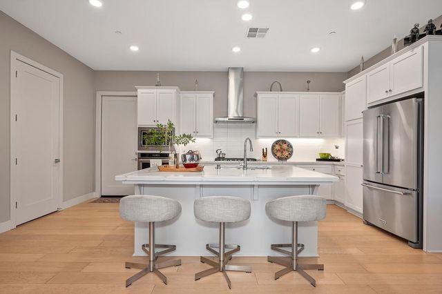 3231 Mckinley Village Way, Sacramento, CA 95816