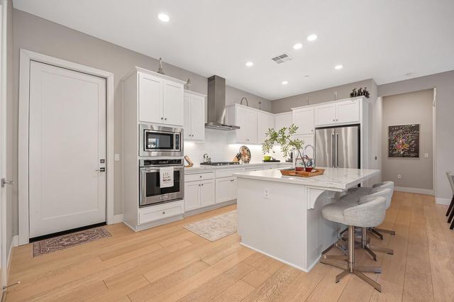 3231 Mckinley Village Way, Sacramento, CA 95816