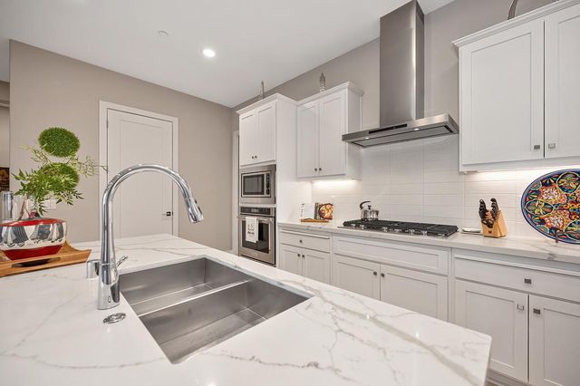 3231 Mckinley Village Way, Sacramento, CA 95816