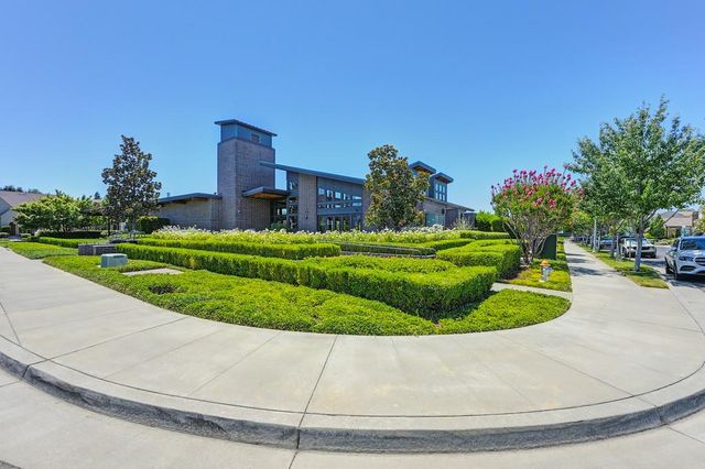 3231 Mckinley Village Way, Sacramento, CA 95816