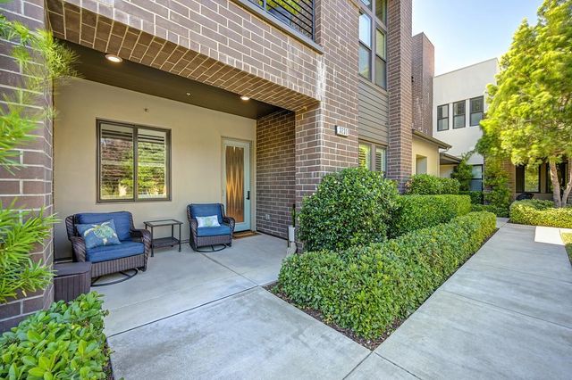 3231 Mckinley Village Way, Sacramento, CA 95816