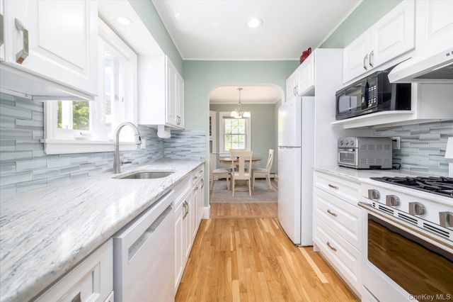 68 Broadway, Malverne, NY 11565