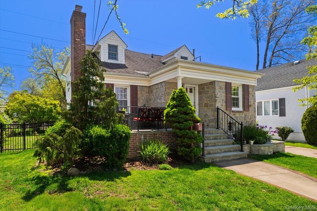 68 Broadway, Malverne, NY 11565