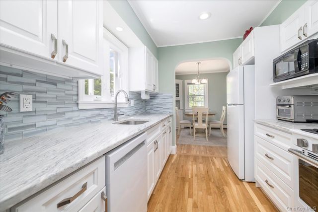 68 Broadway, Malverne, NY 11565