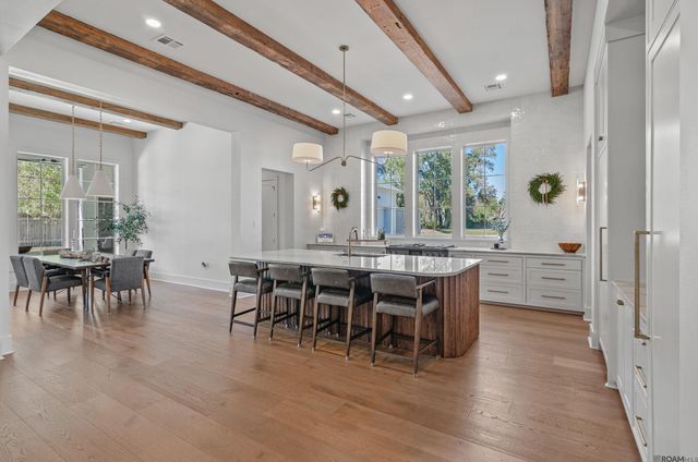 8228 Oakridge Dr, Baton Rouge, LA 70810