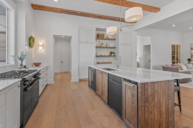 8228 Oakridge Dr, Baton Rouge, LA 70810