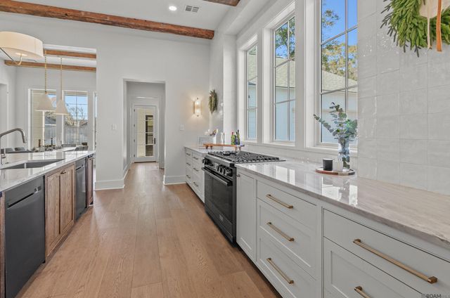 8228 Oakridge Dr, Baton Rouge, LA 70810