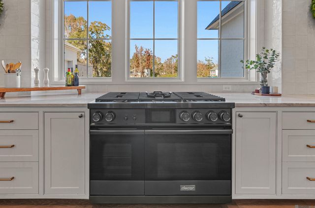 8228 Oakridge Dr, Baton Rouge, LA 70810