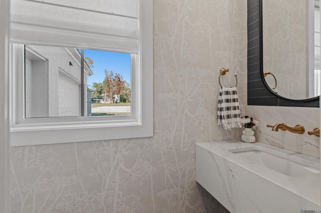 8228 Oakridge Dr, Baton Rouge, LA 70810