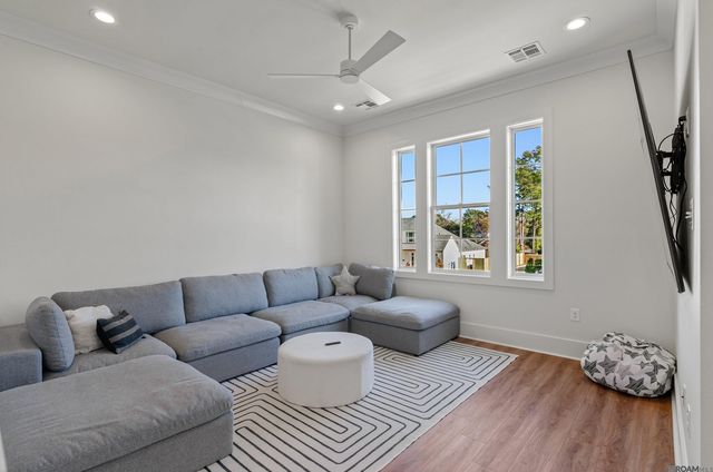 8228 Oakridge Dr, Baton Rouge, LA 70810