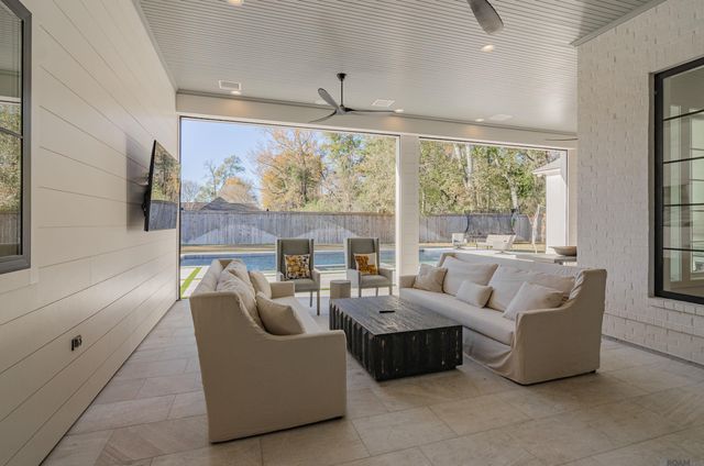 8228 Oakridge Dr, Baton Rouge, LA 70810