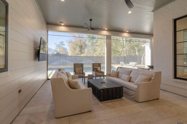 8228 Oakridge Dr, Baton Rouge, LA 70810