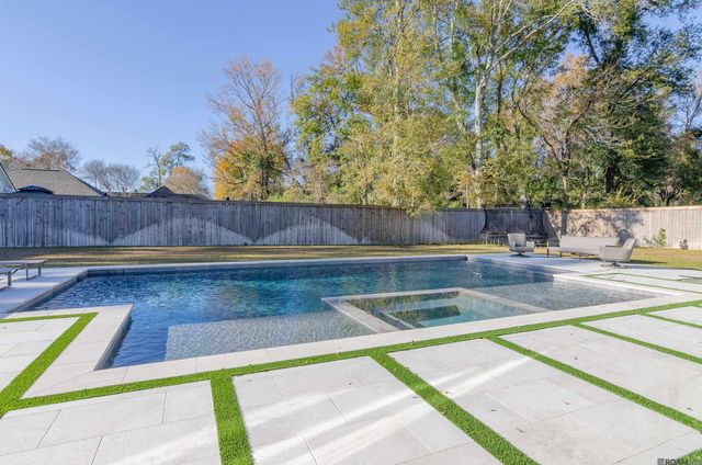 8228 Oakridge Dr, Baton Rouge, LA 70810