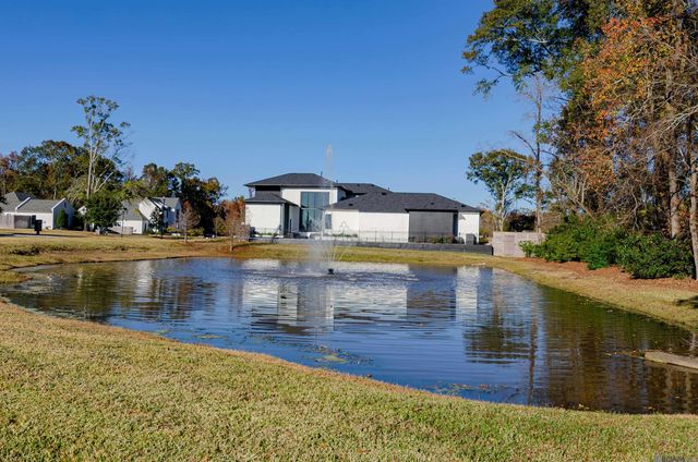8228 Oakridge Dr, Baton Rouge, LA 70810