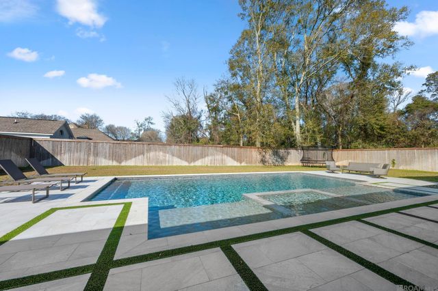 8228 Oakridge Dr, Saint George, LA 70810