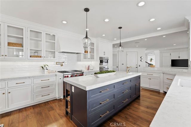 21 Bay Island, Newport Beach, CA 92661