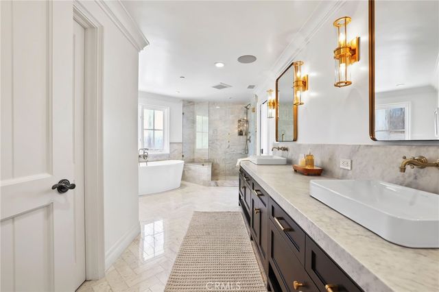 21 Bay Island, Newport Beach, CA 92661