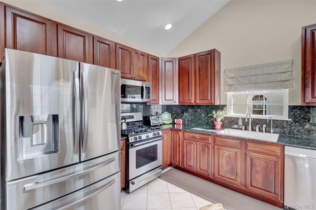 77 Constantine Way, Mount Sinai, NY 11766