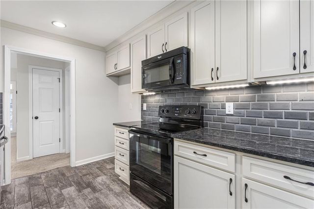 5900 Cottonwood Lane, Winston-salem, NC 27103