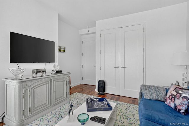 10 City Place PH3H, White Plains, NY 10601