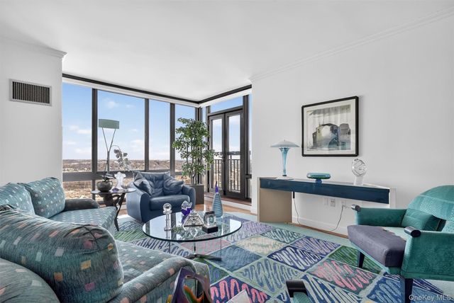 10 City Place PH3H, White Plains, NY 10601