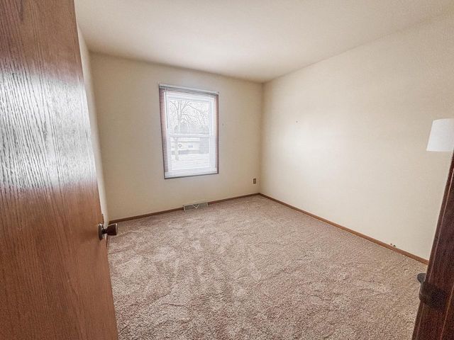 520 Greenmeadow DRIVE, Waukesha, WI 53188