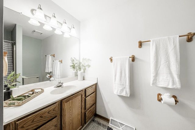 520 Greenmeadow DRIVE, Waukesha, WI 53188