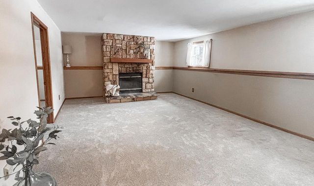 520 Greenmeadow DRIVE, Waukesha, WI 53188